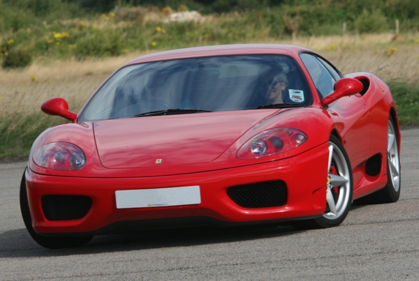 idées cadeaux pour hommes expérience-conduire-Ferrari