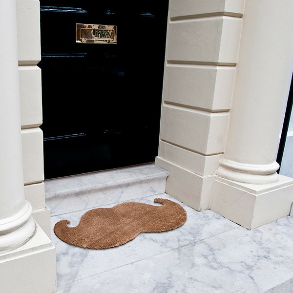 idées-cadeaux-hommes-tendance-paillasson-moustache