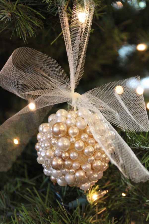 idées-de-déco-Noël-DIY-boule-blanche-ruban