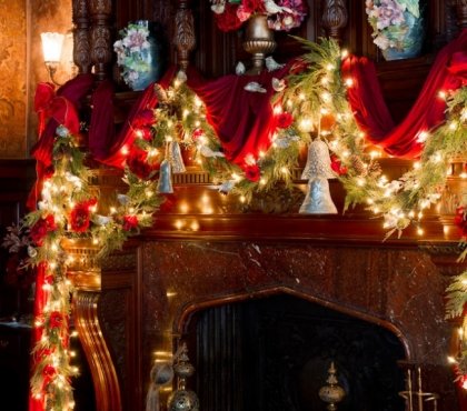 idées-de-déco-orginales-Noël-manoir-magnifique-manteau-cheminee-beau-luminaire