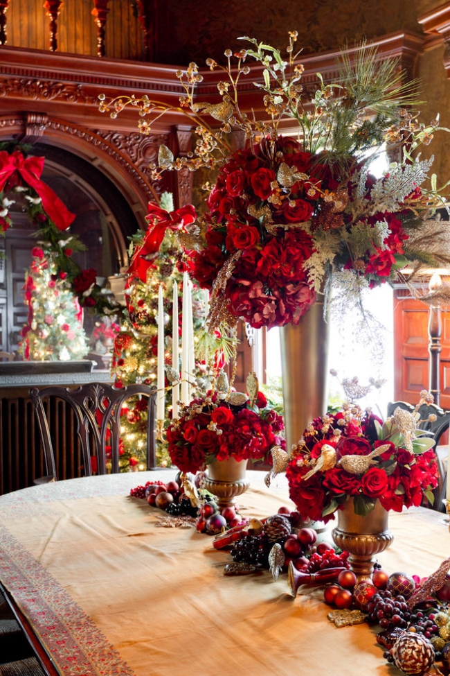 idées-de-déco-orginales-Noël-manoir-magnifique-table-fleurs-roses-rouges