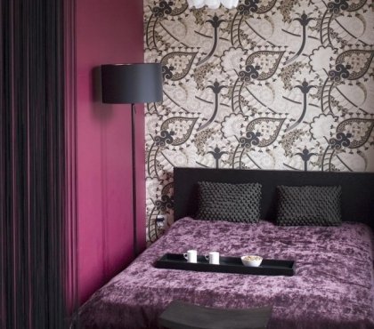 idées-déco-chambre-coucher-couleurs-accents-lilas-foncé-noir-papier-peint-blanc-motifs-floraux