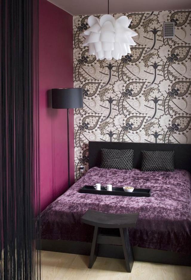 idées-déco-chambre-coucher-couleurs-accents-lilas-foncé-noir-papier-peint-blanc-motifs-floraux