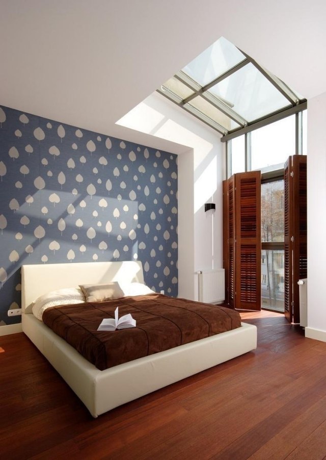 idées-déco-chambre-coucher-couleurs-bleu-motifs-feuilles-blanches-plancher-bois