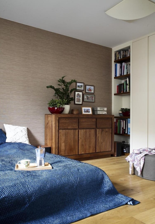 idées-déco-chambre-coucher-couleurs-bois-naturel-bleu-foncé-combinaison-parfaite-accents-blancs