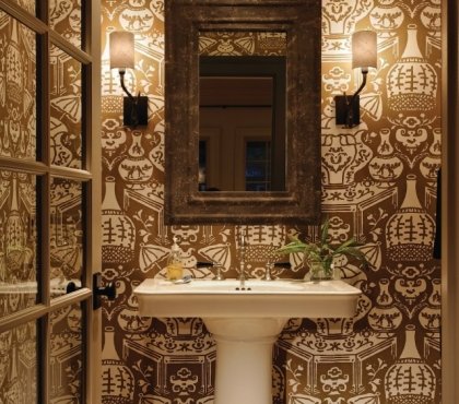 idées-déco-salle-bains-20-papiers-peints-or-foncé-motifs-blancs-petite-salle-bains
