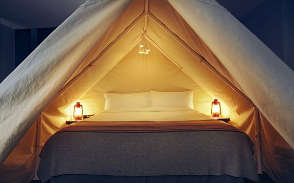 lit-romantique-design-unique-tente-lanternes