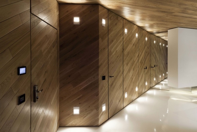 loft de luxe loft-luxe-Red-Apple-projet-Studio-Mode-éclairage-led-encastré-portes-bois-sol-blanc