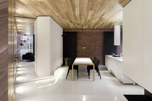 loft de luxe loft-luxe-Red-Apple-projet-Studio-Mode-cuisine-blanche-élégante-moderne-table-blanche-chaises-noires
