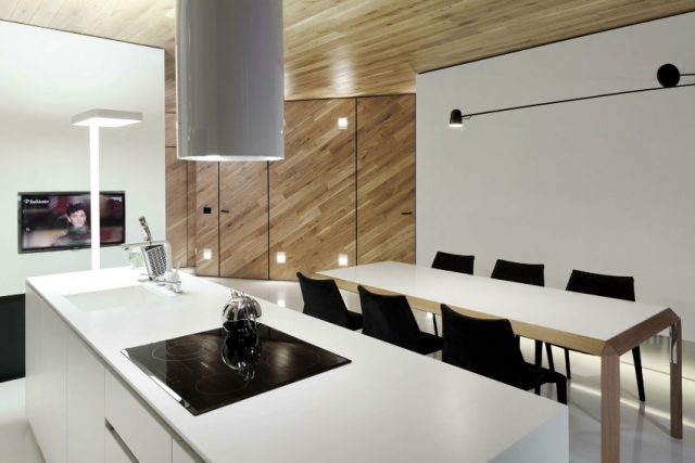 loft-luxe-Red-Apple-projet-Studio-Mode-cuisine-luxueuse-tables-blanches-îlot-blanc-tv-plasma