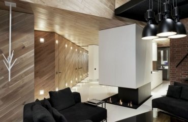 loft-luxe-Red-Apple-projet-Studio-Mode-revêtement-mural-bois-suspensions-noires-cheminée-gaz-naturel