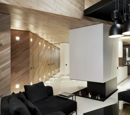 loft-luxe-Red-Apple-projet-Studio-Mode-revêtement-mural-bois-suspensions-noires-cheminée-gaz-naturel