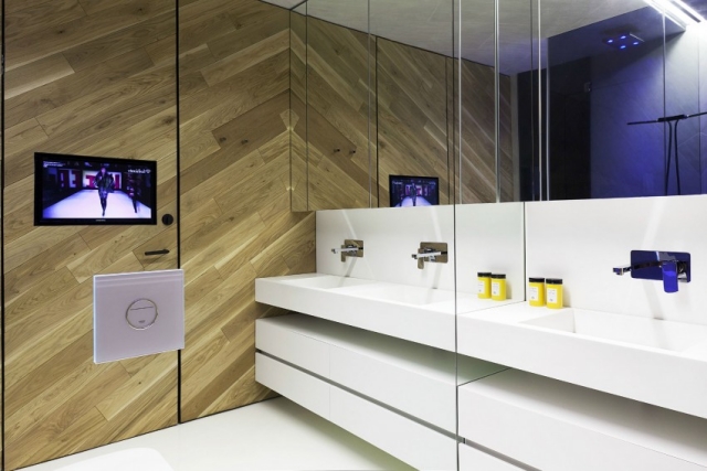 loft-luxe-Red-Apple-projet-Studio-Mode-salle-bains-miroirs-grands-tv-écran-plasma-meuble-vasque-blanc loft de luxe