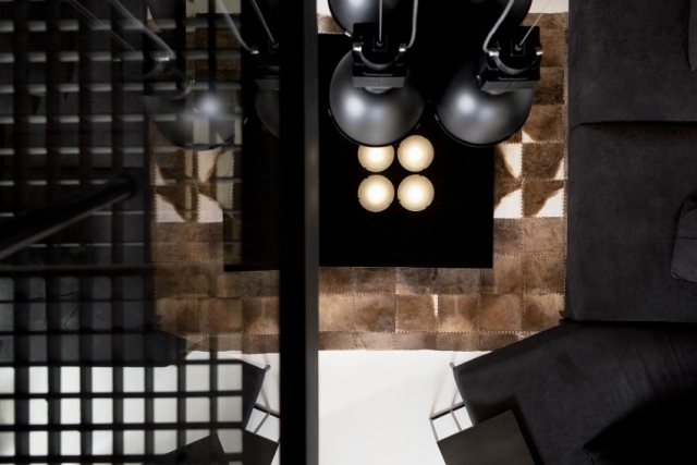loft-luxe-Red-Apple-projet-Studio-Mode-table-verre-noir-brillant-éclairage-tapis-beige
