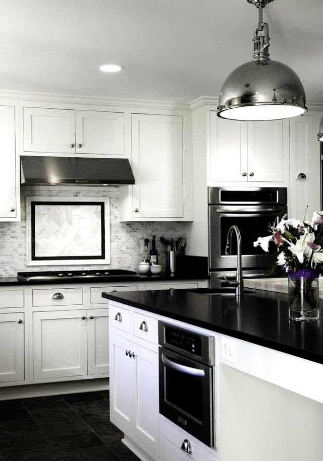 luminaire-cuisine-25-idées-suspension-métallique-couleur-argent-cuisine-noir-blanc-moderne luminaire cuisine
