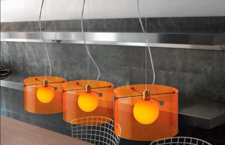 luminaire-cuisine-originale-orange-table-bois-massif-chaises