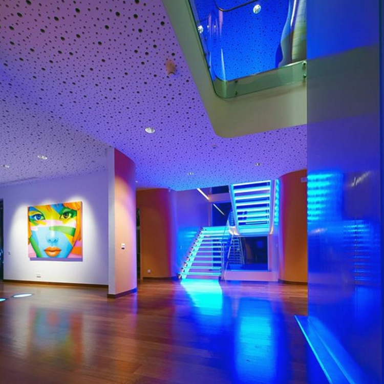 luminaire-led-bleu-parquet-massif-faux-plafond