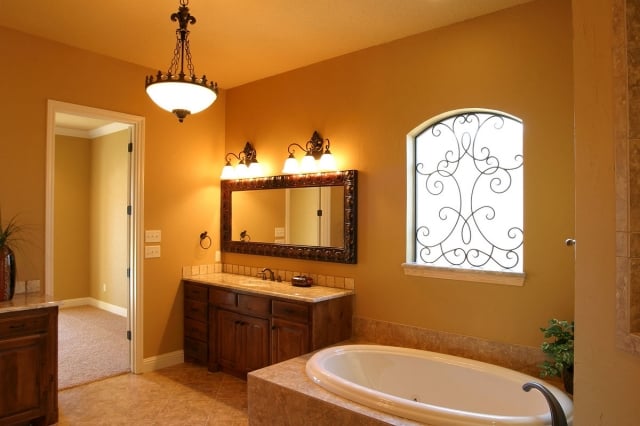 luminaire-salle-bains-25-photos-lustre-élégant-fer-forgé-lampes-mur-miroir-lumière-jaune