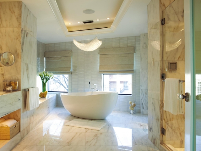 luminaire-salle-bains-25-photos-lustre-élégant-luxe-baignoire-blanche luminaire salle de bains
