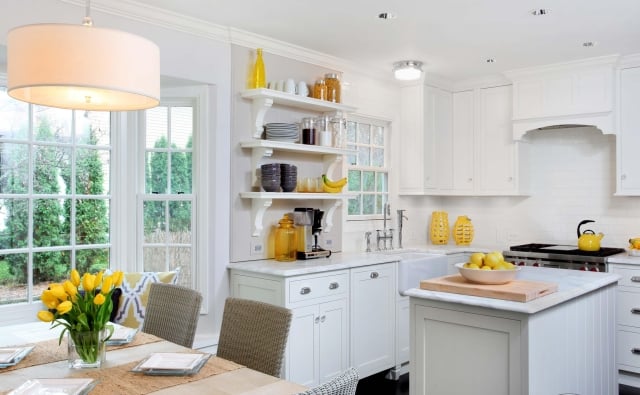 meuble de cuisine blanche-étagères-mur-accents-jaunes