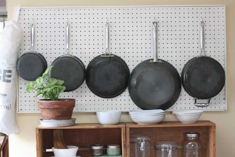 meuble-cuisine-rangement-tableau-accrocher-poêles-casseroles
