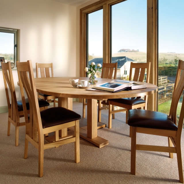 meuble-salle-à manger-table-ovale-bois-chaises-style-luxe