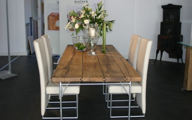 meuble-salle-à manger-table-rectangulaire-bois-chaises-cuir-blanc