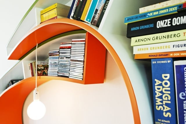 meuble-salon-idée-originale-rangement-livres-couleur-orange