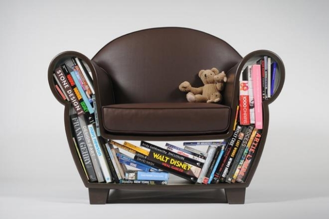 meuble-salon-idée-originale-rangement-livres-fauteuil-cuir-