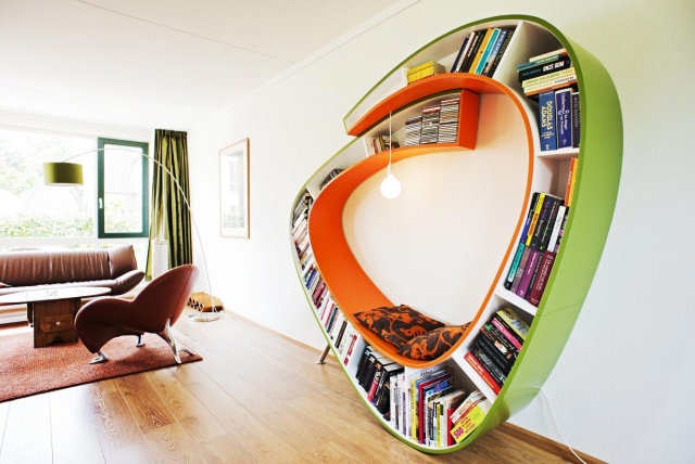 meuble salon idée-originale-rangement-livres-forme-originale-couleur-orange-vert