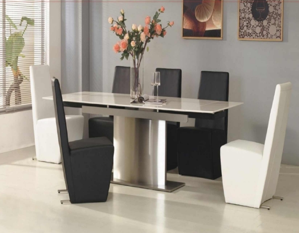 meubles-salle-à-manger-chaises-blanches-noires