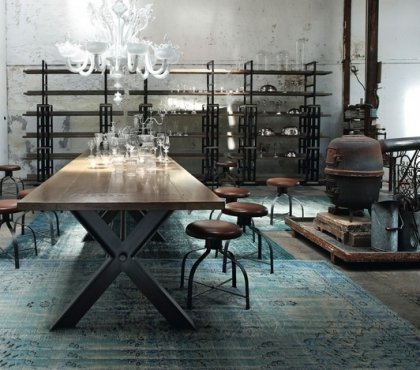 meubles-salle-manger-Roche-Bobois-table-industrielle-Syntaxe-tabourets