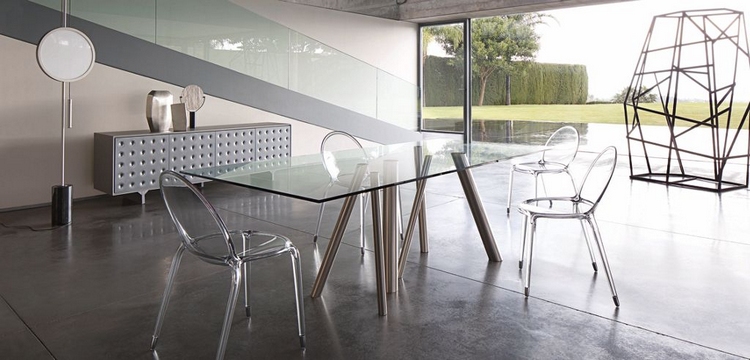 meubles-salle-manger-Roche-Bobois-table-verre-métal-chaises-acryliques