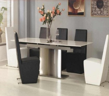 meubles-salle-à-manger-chaises-blanches-noires
