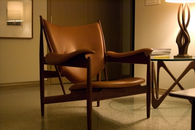 meubles-scandinaves-idée-originale-chaises-cuir-bois