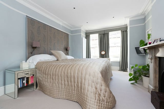moderne-décoration-chambre-à-coucher-mur-couleur-marron-forme-originale