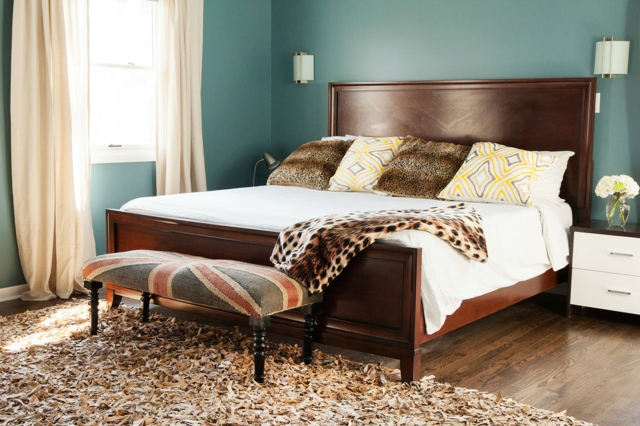 moderne-décoration-chambre-à-coucher-mur-couleur-verte-coussins-grand-lit
