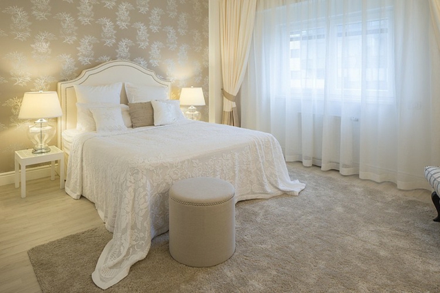 moderne-décoration-chambre-à-coucher-mur-fleurs-couleurs-creme-blanc