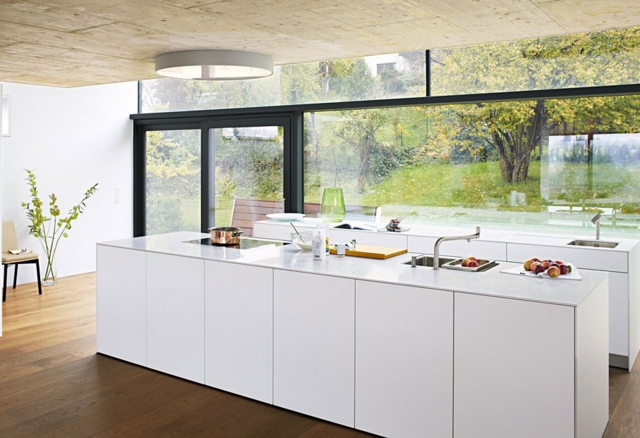 moderne-meuble-cuisine-idée-originale-couleur-blanche-ilot-central