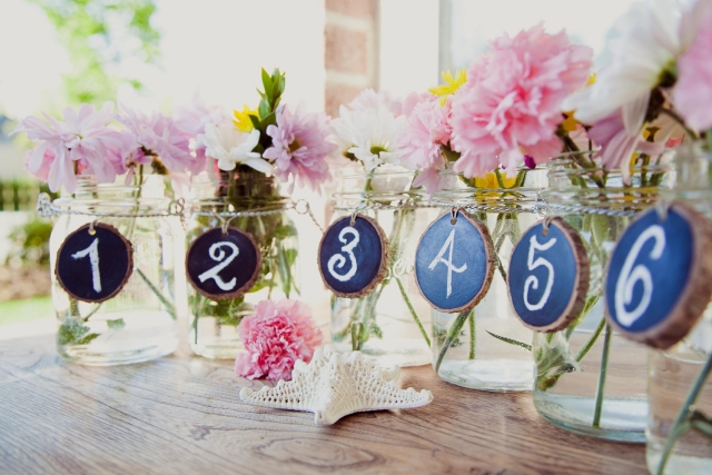 numéro-table-mariage-pots-Mason-oeillets-roses
