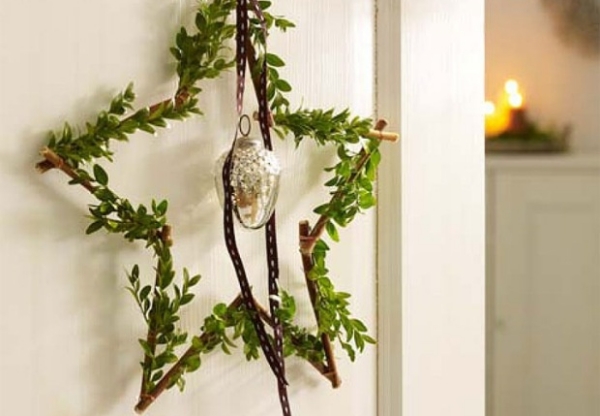 originale décoration de Noël-branches-verte-boules-décoratives