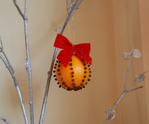 ornements-sapin-Noël-naturels-DIY-orange-ruban-rouge-branches-argentées