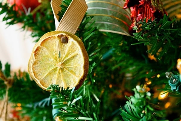 ornements-sapin-Noël-naturels-DIY-tranche-citron-séchée-ruban ornements sapin de Noël