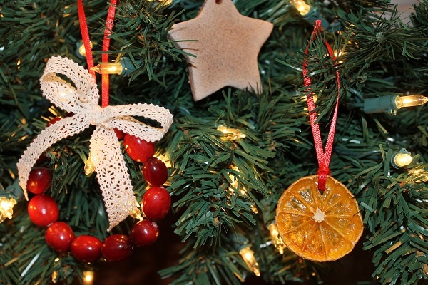 ornements-sapin-Noël-naturels-DIY-tranche-orange-séchée-baies-ruban-dentelle-blanche ornements sapin de Noël
