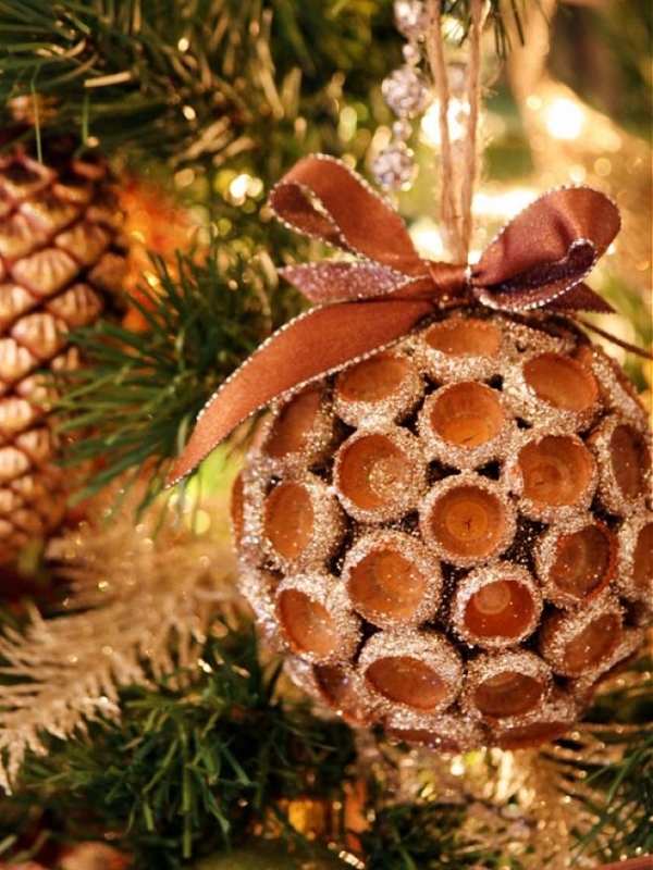 ornements-sapin-Noël-naturels-DIY-boule-décorative-chapeaux-glands-poudre-paillettes-argent