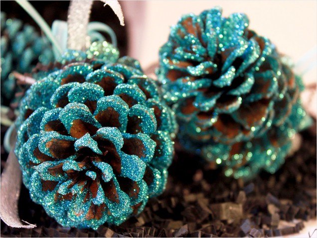 ornements-sapin-Noël-naturels-DIY-pommes-pin-poudre-paillettes-bleue