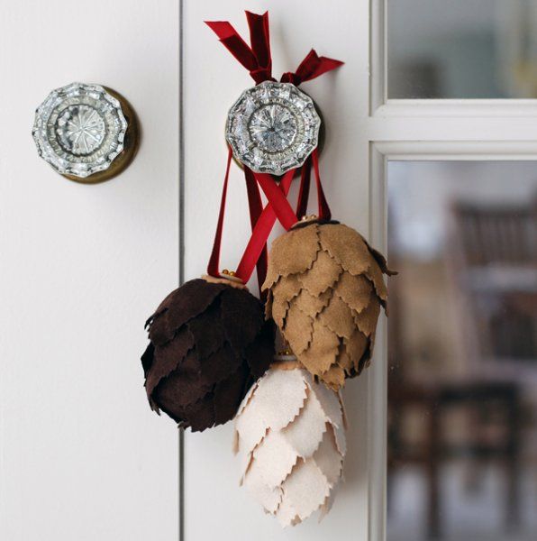 ornements-sapin-Noël-naturels-DIY-tissu-beige-blanc-marron-feutre-pommes-pin