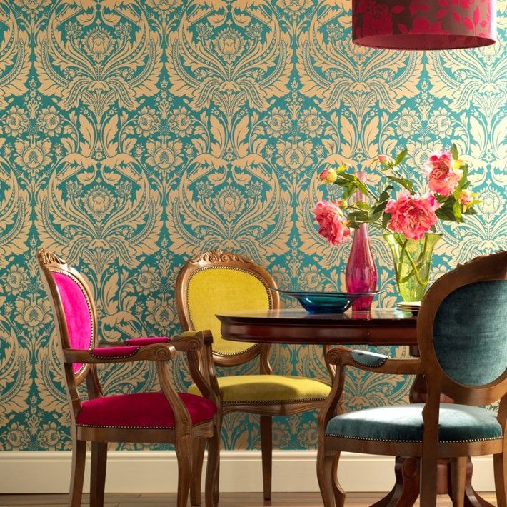 papier peint baroque chaises-salle-manger-dossier-médaillon-couleurs-dépareillées
