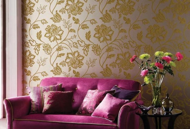 papier peint baroque motifs dorés canapé magenta