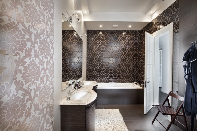 papier peint baroque salle de bain contemporaine